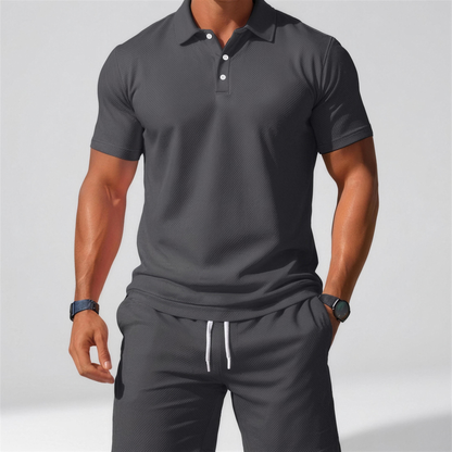 Zomerse tweedelige set voor heren, bestaande uit een polo en een korte broek