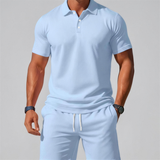 Zomerse tweedelige set voor heren, bestaande uit een polo en een korte broek
