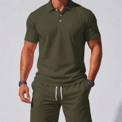 Zomerse tweedelige set voor heren, bestaande uit een polo en een korte broek