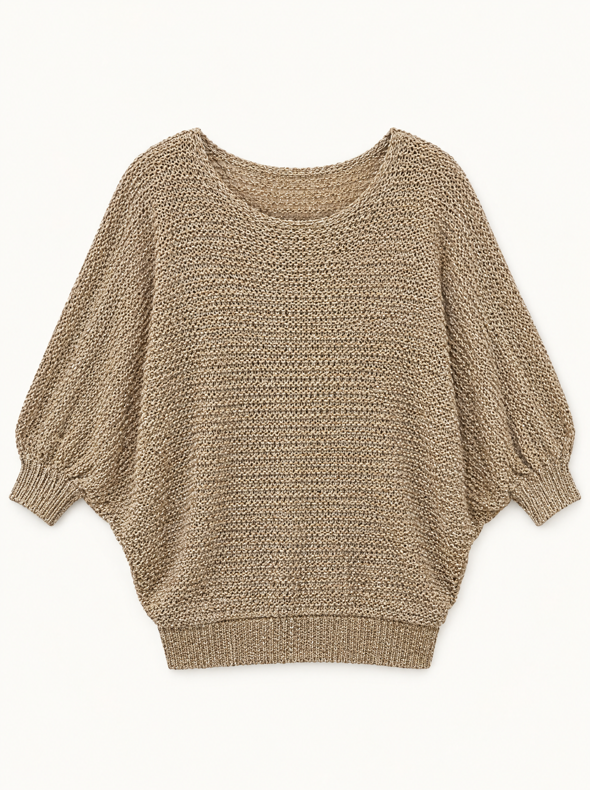 Beige gebreide damestrui met boothals en vleermuismouw, plat neergelegd