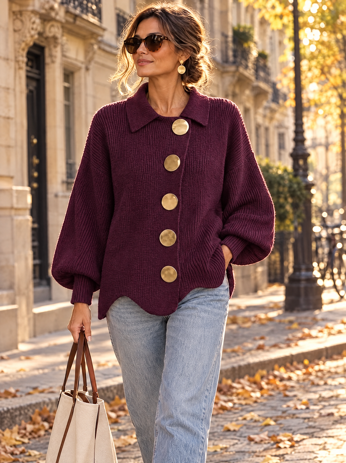 Vrouw in bordeaux vest met jeans in een herfststraat