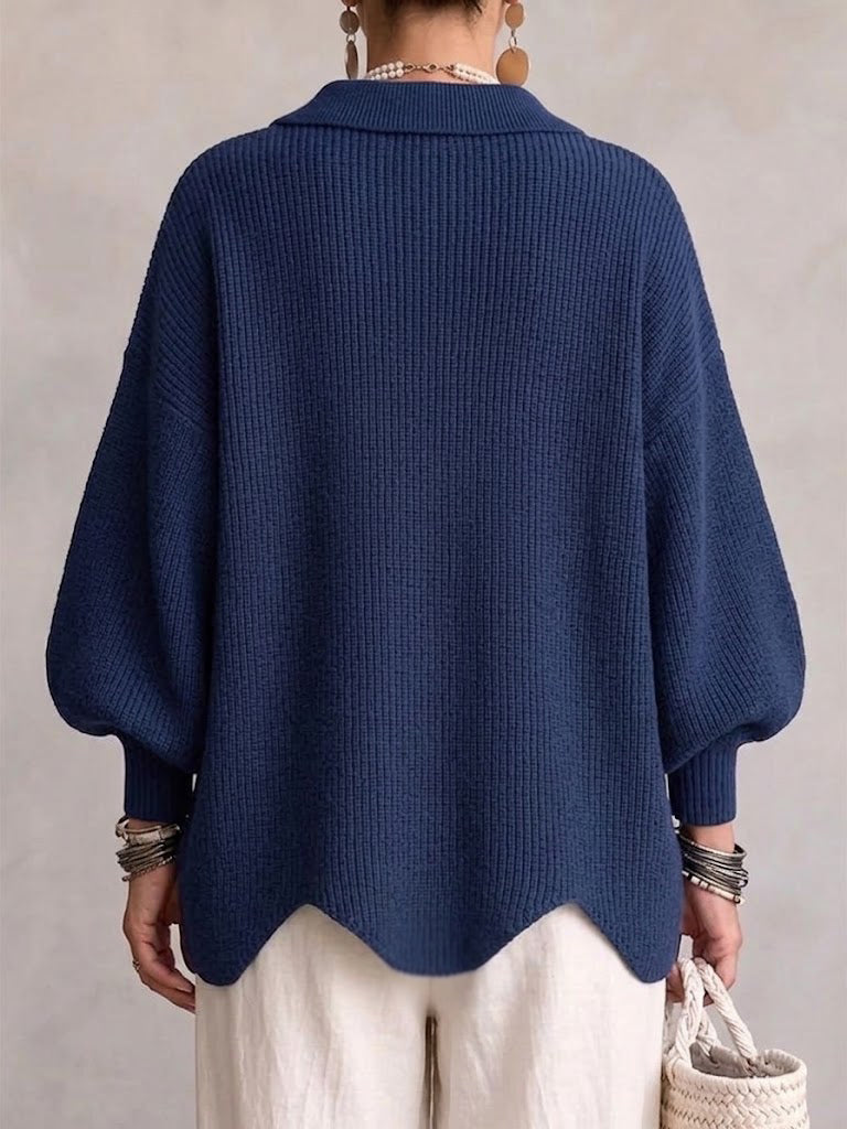 Margaux vest in donkerblauw, achterkant met gegolfde zoom