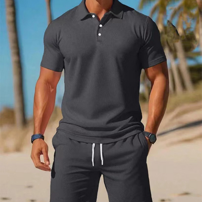 Zomerse tweedelige set voor heren, bestaande uit een polo en een korte broek